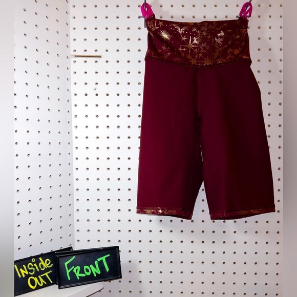 Fabletics Powerhold Biker Shorts Star Print High Waist Burgundy Gold Size XS - Picture 3 of 5